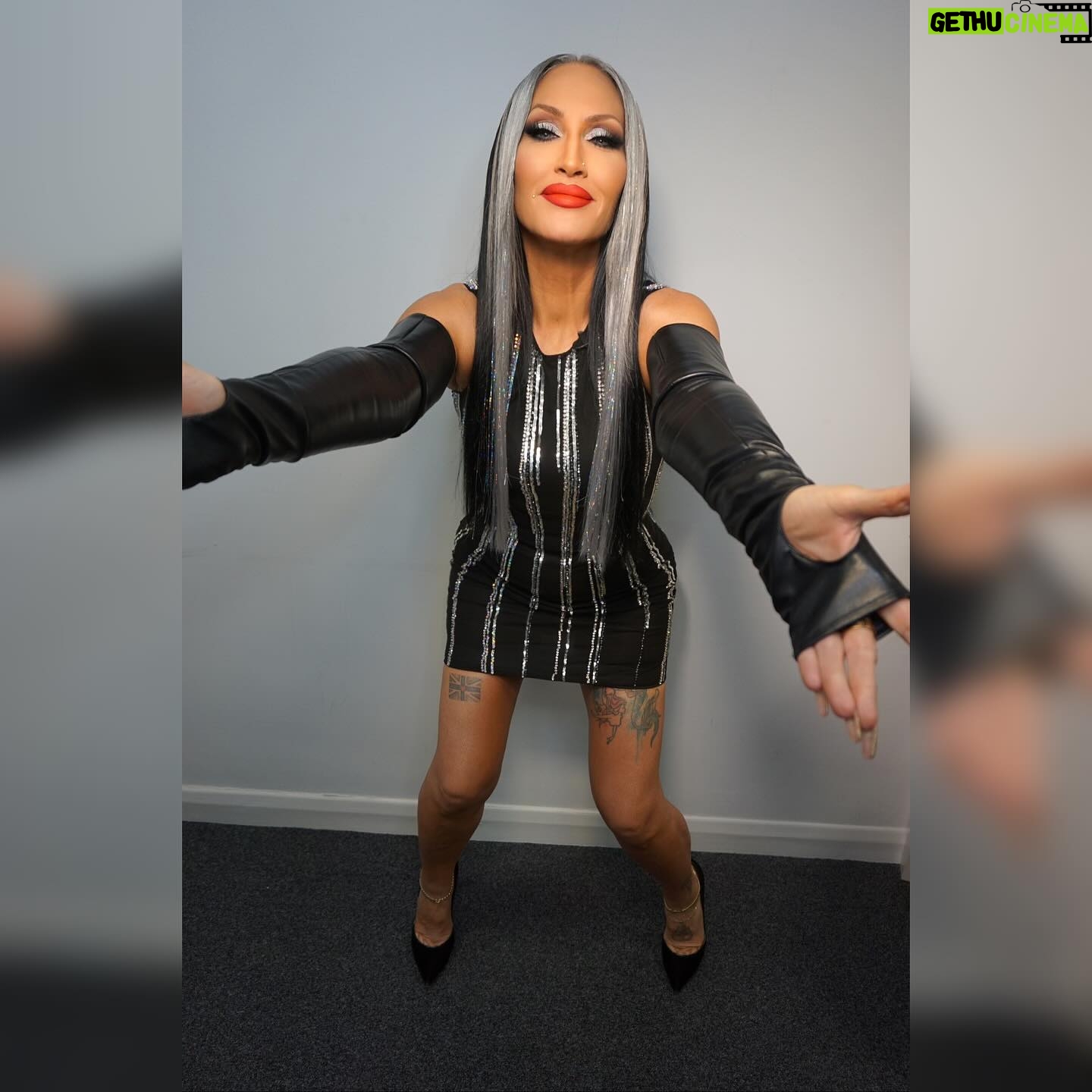 Michelle Visage Instagram - @dragraceukbbc UK vs The World JOY, FUN, DRAG AND FASHION Hair @haircraigmarsden Paint @samglamuk Style @laurysmith Dress @balmain Eyewear @prabalgurung Adorable smile and spirit @tomdaley