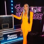 Michelle Visage Instagram - Two fabulous queens, one song! 😍👑 Don’t miss an all-new #QueenOfTheUniverse NOW STREAMING on @paramountplus! ✨ Hair @haircraigmarsden Paint @samglamuk Style @laurysmith Suit @alexperryofficial Necklace @chlobojewellery Shoes @louboutinworld Glow @teresaboyd_tanning using @siennaxofficial