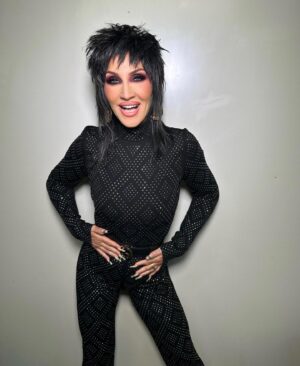 Michelle Visage Instagram - I LOVE ROCK N’ ROLL

This week’s Drag Race Down Under look was SO MUCH FUN!

Hair @haircraigmarsden 
Paint @makeupwith_leyla 
Outfit @thekooples 

It's time for the legendary SNATCH GAME on #DragRaceDownUnder! 👑

Watch now on:
🌎 @wowpresentsplus (worldwide ex. UK   Down Under) Use code: DOWNUNDER for 20% off your first month! 
🇦🇺 @stanaustralia
🇳🇿 @tvnz.official
