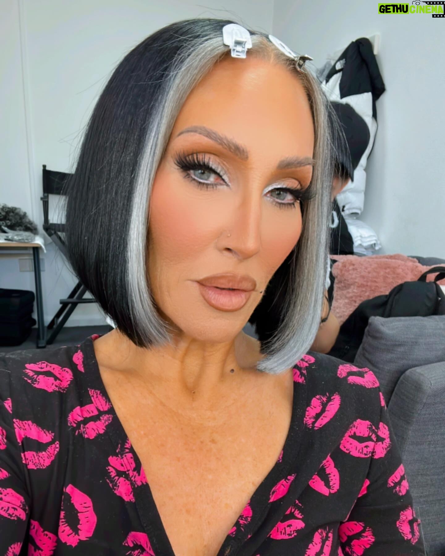 Michelle Visage Instagram - @dragraceukbbc PREMIERE NIGHT! This is a powerhouse season, so buckle up kids! My look for the MainStage: Hair @haircraigmarsden Paint @samglamuk Style @laurysmith Jumpsuit @davidkomalondon Diamonds @aariya_diamonds Club Tikkity-Boo look: Glam as above but the adorable dress is @lavishalice shoes are @kurtgeiger Slide 4 is the pose this hair calls for….