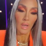 Michelle Visage Instagram - Two fabulous queens, one song! 😍👑 Don’t miss an all-new #QueenOfTheUniverse NOW STREAMING on @paramountplus! ✨ Hair @haircraigmarsden Paint @samglamuk Style @laurysmith Suit @alexperryofficial Necklace @chlobojewellery Shoes @louboutinworld Glow @teresaboyd_tanning using @siennaxofficial