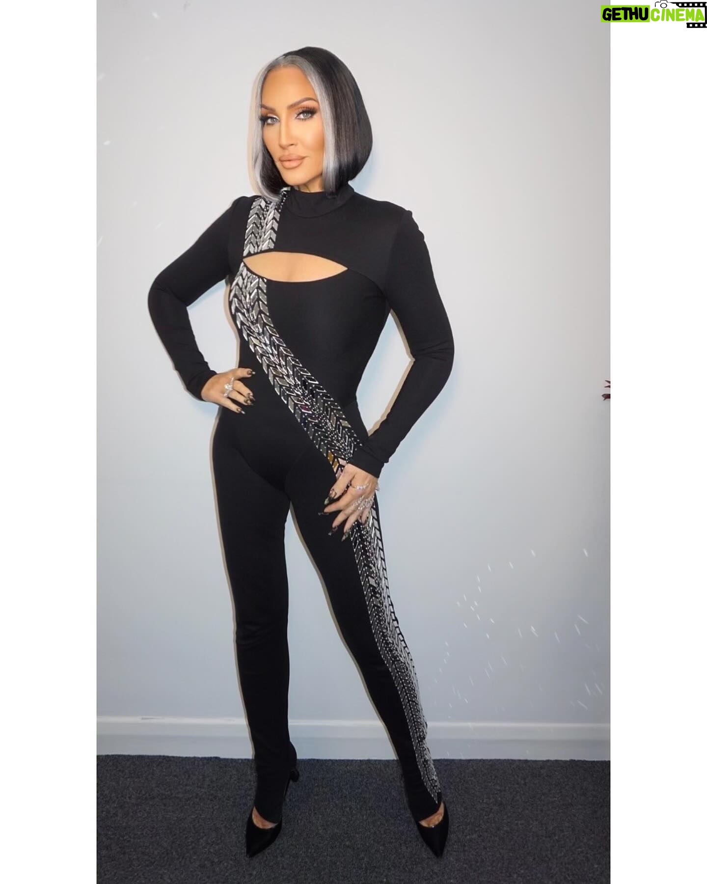 Michelle Visage Instagram - @dragraceukbbc PREMIERE NIGHT! This is a powerhouse season, so buckle up kids! My look for the MainStage: Hair @haircraigmarsden Paint @samglamuk Style @laurysmith Jumpsuit @davidkomalondon Diamonds @aariya_diamonds Club Tikkity-Boo look: Glam as above but the adorable dress is @lavishalice shoes are @kurtgeiger Slide 4 is the pose this hair calls for….