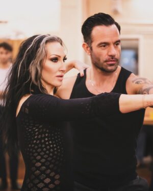 Michelle Visage Instagram - Rehearsal photos from @theaddamsfamilyuk !!! ONE WEEK UNTIL WE OPEN!!!! @raminkarimloo 📸- @peachyraith
