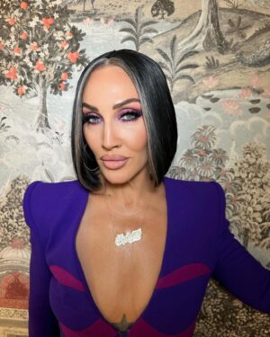 Michelle Visage Instagram - DRAG RACE UK SEASON 5 PREMIERE:

@haircraigmarsden  bob 
@heidinorthmakeup  paint 
@artconn2  style
@sergiohudson dress
@louboutinworld shoes
New Jersey sass in a wannabe UK gal 🇬🇧