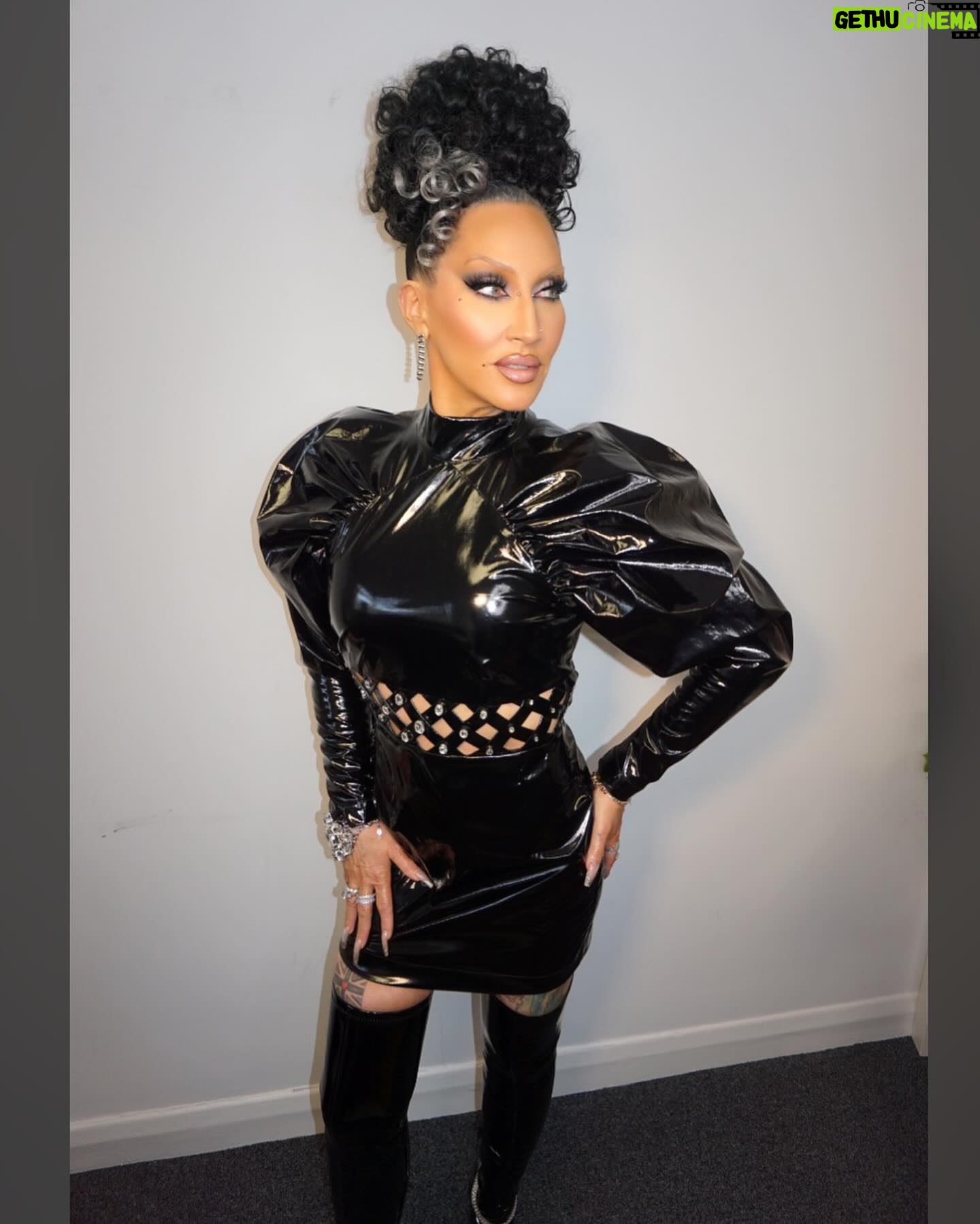 Michelle Visage Instagram - Lemme spill the PV-Tea @dragraceukbbc UK VS THE WORLD ep 2 Dress @rotatebirgerchristensen Style @laurysmith Hair @haircraigmarsden Paint @samglamuk Boots @stevemadden Star ring @swarovski Earrings @lucyquartermainedesigns Werk room magenta suit @nadinemerabi Who will slay the Happy Ending ball? Find out on the new episode of #DragRaceUK vs The World 🏁 Streaming now on: 🌍 @wowpresentsplus worldwide ex. UK and Canada 🇬🇧 @bbcthree 🇨🇦 @cravecanada