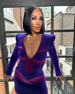Michelle Visage Instagram - DRAG RACE UK SEASON 5 PREMIERE:

@haircraigmarsden  bob 
@heidinorthmakeup  paint 
@artconn2  style
@sergiohudson dress
@louboutinworld shoes
New Jersey sass in a wannabe UK gal 🇬🇧