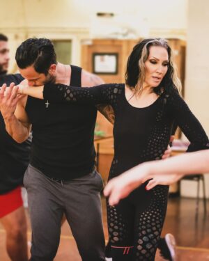 Michelle Visage Instagram - Rehearsal photos from @theaddamsfamilyuk !!! ONE WEEK UNTIL WE OPEN!!!! @raminkarimloo 📸- @peachyraith