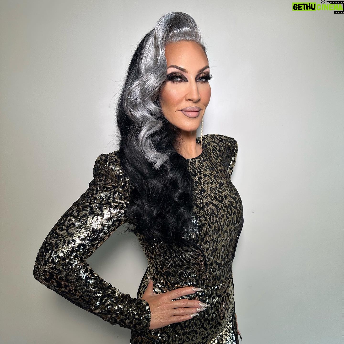 Michelle Visage Instagram - Drag Race Down Under grand finale extravaganza lewk: Hair @haircraigmarsden Paint @makeupwith_leyla Style @artconn2 Dress @_zhivago_ Shoes @kurtgeiger This season was an ABSOLUTE BLAST! I love my Down Under family and I feel so at home when I’m there. Australasian Drag is vibrant and amazing and I loved judging these talented queens. Thank you to my amazing team: Craig, Leyla, Art and Thairin, and to my Down Under partner in crime @rhysnicholson. THANK YOU for everything and CONGRATS to our new supreme!