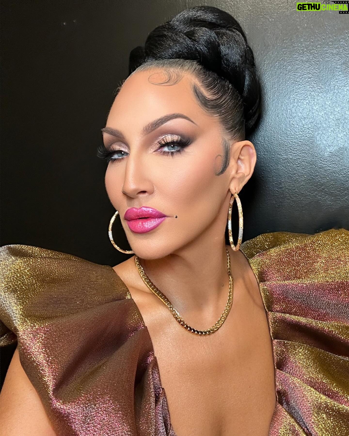 Michelle Visage Instagram - Hi. My name is Michelle and I love glamour. Sidebar: growing up in S. Plainfield NJ I was made fun of endlessly for my quirky sense of style. I was always eclectic and I was always obsessed with fashions from other decades and other parts of the world. I loved to stand out. I have been called tacky my whole life from having 6 inch fingernails when no one else would dare or having eyeliner out to my ears, to having a Mohawk when “young ladies didn’t have those kind of hair styles”. BELIEVE ME when I say that what other people think or say about you is none of your business!!! You do you, because what comes around, goes around. Celebrate your quirks!!! LOVE YOUR LIFE! Call me tacky, it’s a badge of honor 💋 Paint @lipsticknick Hair @hisvintagetouch Style @artconn2 Dress @ronnykobo