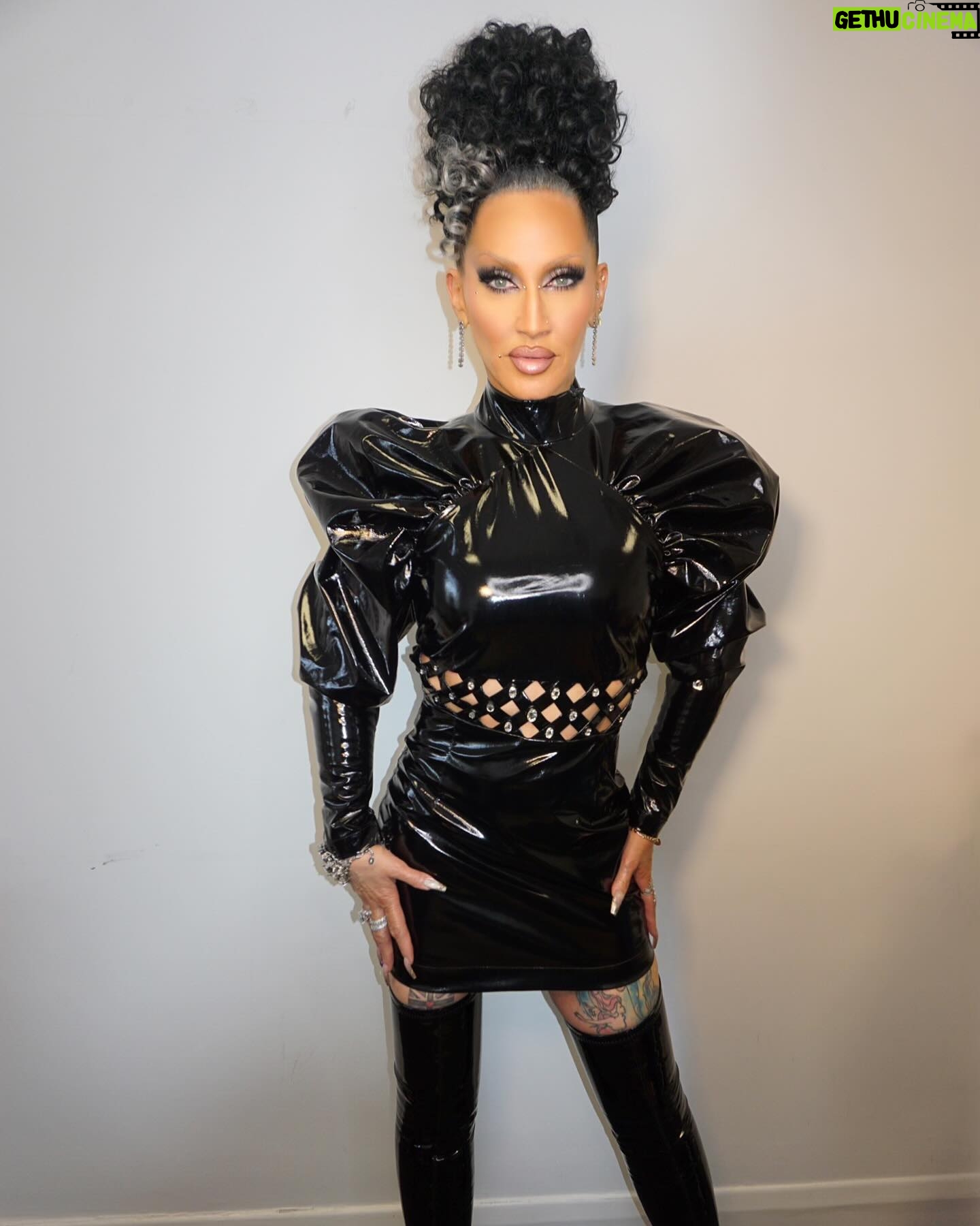 Michelle Visage Instagram - Lemme spill the PV-Tea @dragraceukbbc UK VS THE WORLD ep 2 Dress @rotatebirgerchristensen Style @laurysmith Hair @haircraigmarsden Paint @samglamuk Boots @stevemadden Star ring @swarovski Earrings @lucyquartermainedesigns Werk room magenta suit @nadinemerabi Who will slay the Happy Ending ball? Find out on the new episode of #DragRaceUK vs The World 🏁 Streaming now on: 🌍 @wowpresentsplus worldwide ex. UK and Canada 🇬🇧 @bbcthree 🇨🇦 @cravecanada
