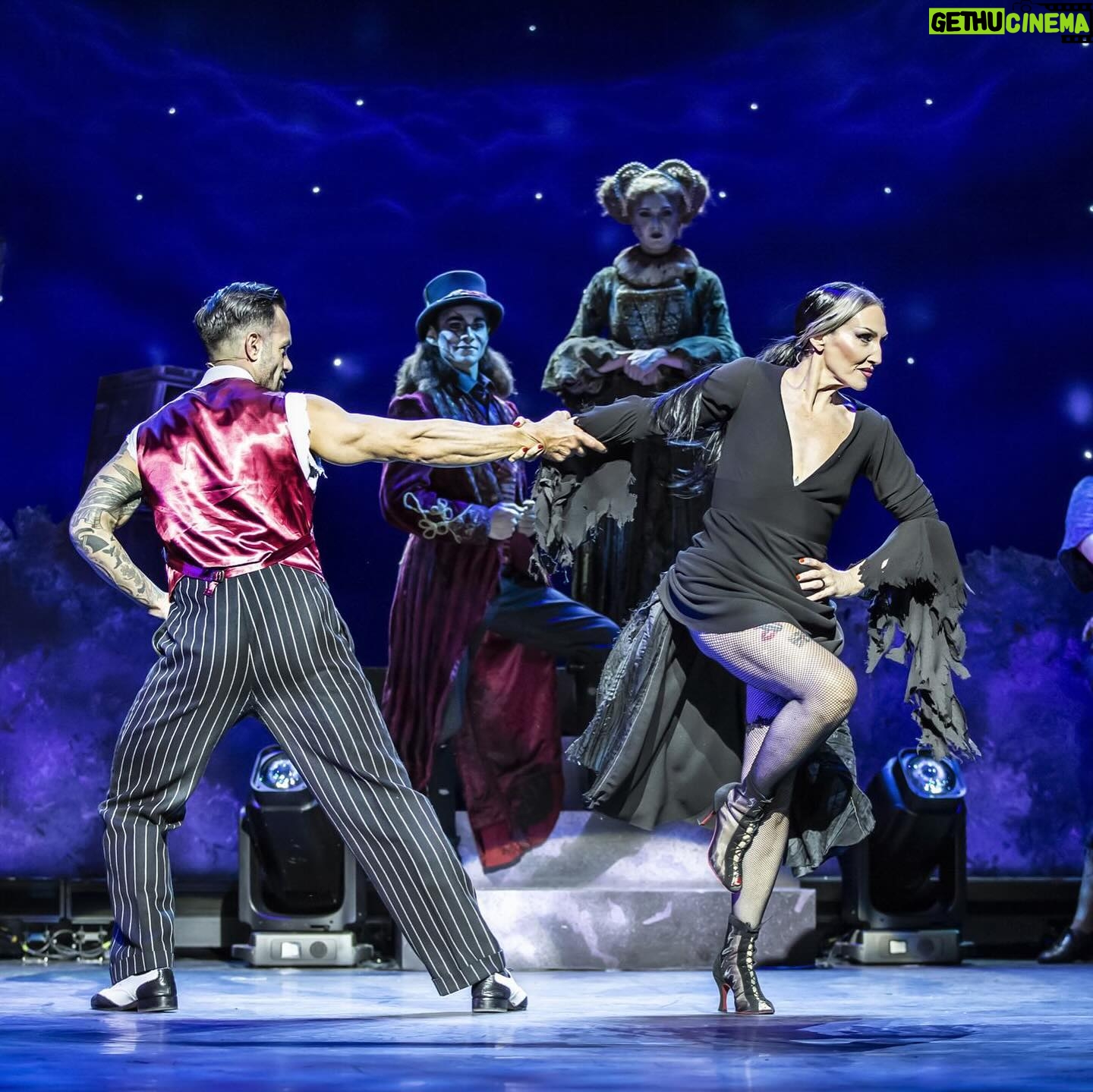 Michelle Visage Instagram - Playing Mother Morticia has brought so much truth, joy, satisfaction and it goes much deeper. This cast is unbelievably and undeniably one of the most talented casts I’ve ever had the pleasure of sharing the stage with. THANK YOU @ariaents for trusting me with her legacy. The INCREDIBLE orchestra led by the amazing @andrewhiltonmd and the phenomenal stage and house crew. THANK YOU. The fans that queued up and hooped, hollered, laughed and cried with us, WE ARE BEYOND GRATEFUL for you ALL! Special shout to @matthewives93 who was the best rehearsal partner I could ask for. He taught me everything and made sure I was ready to tango! I love you baby….. We can’t WAIT for the next chapter of @theaddamsfamilyuk and of course…. My Gomez 🖤🥀, @raminkarimloo until we tango again….Je t’aime mon cher, je t’aime toujours…. -Tish 🥀🖤 📸 @peachyraith Hair @haircraigmarsden Paint @samglamuk