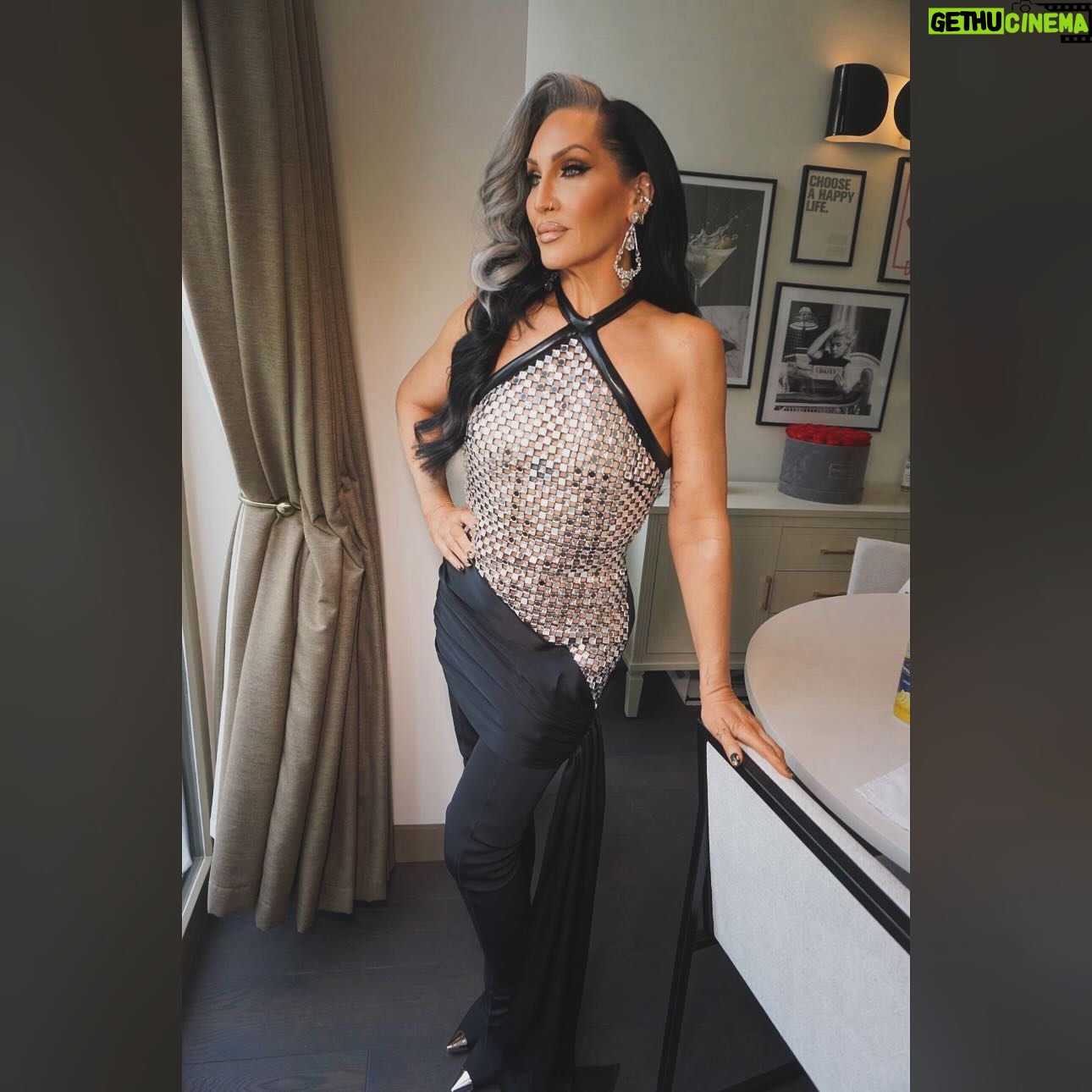 Michelle Visage Instagram - What an hono(u)r to not only host the green (!) carpet at the @olivierawards but to present the final award, Best New Musical with one of my favorite actors and friend @richard.e.grant CONGRATS to all of the nominees and winners! What a night surrounded by all that talent 🤯 I’m wearing @davidkomalondon with Koma boots Hair @haircraigmarsden Make up @samglamuk Hair color @bradbakerhair Earrings @swarovski Eternity Ear cuff @melindamaria_jewelry Scent Mr Sam by @penhaligons Eyewear @marcjacobs for @specsavers