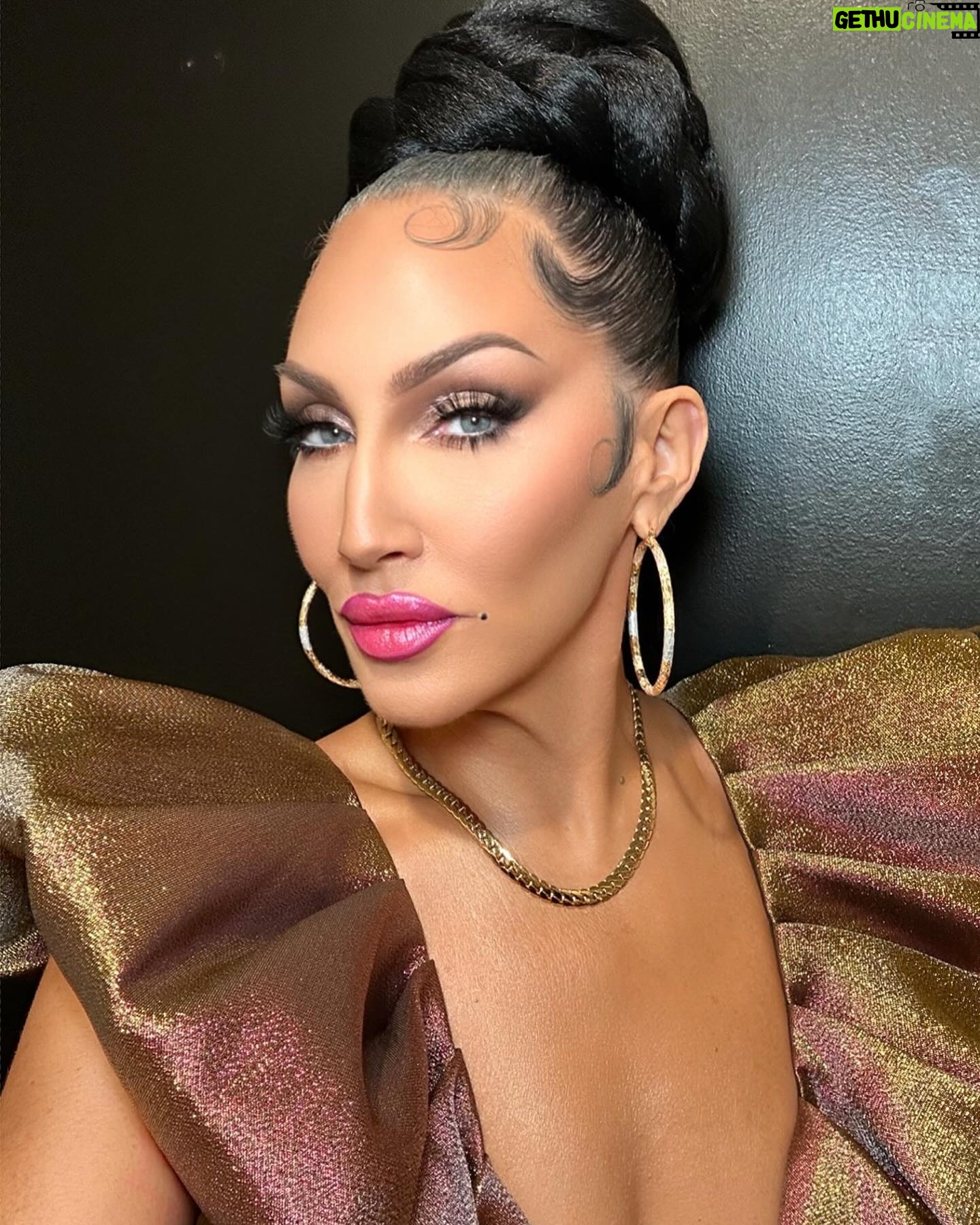 Michelle Visage Instagram - Hi. My name is Michelle and I love glamour. Sidebar: growing up in S. Plainfield NJ I was made fun of endlessly for my quirky sense of style. I was always eclectic and I was always obsessed with fashions from other decades and other parts of the world. I loved to stand out. I have been called tacky my whole life from having 6 inch fingernails when no one else would dare or having eyeliner out to my ears, to having a Mohawk when “young ladies didn’t have those kind of hair styles”. BELIEVE ME when I say that what other people think or say about you is none of your business!!! You do you, because what comes around, goes around. Celebrate your quirks!!! LOVE YOUR LIFE! Call me tacky, it’s a badge of honor 💋 Paint @lipsticknick Hair @hisvintagetouch Style @artconn2 Dress @ronnykobo
