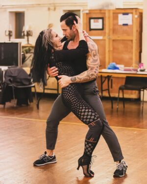 Michelle Visage Instagram - Rehearsal photos from @theaddamsfamilyuk !!! ONE WEEK UNTIL WE OPEN!!!! @raminkarimloo 📸- @peachyraith
