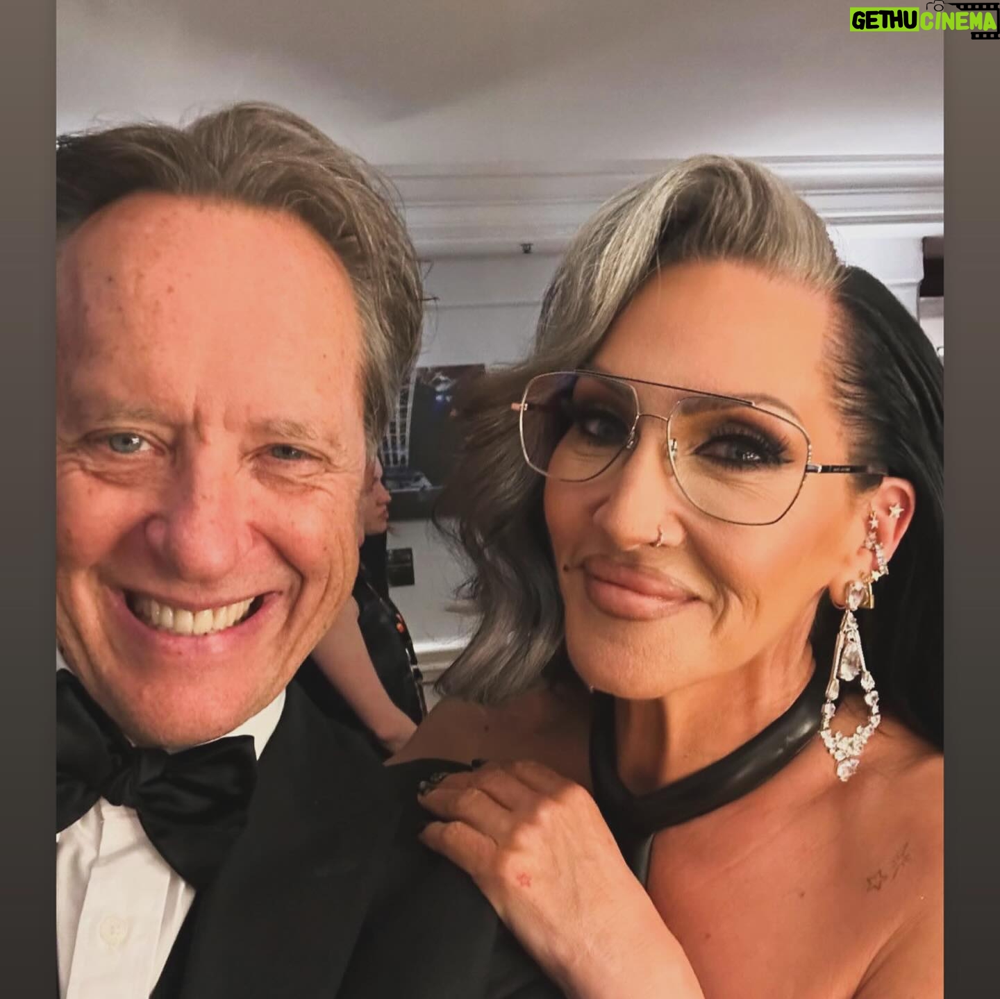 Michelle Visage Instagram - What an hono(u)r to not only host the green (!) carpet at the @olivierawards but to present the final award, Best New Musical with one of my favorite actors and friend @richard.e.grant CONGRATS to all of the nominees and winners! What a night surrounded by all that talent 🤯 I’m wearing @davidkomalondon with Koma boots Hair @haircraigmarsden Make up @samglamuk Hair color @bradbakerhair Earrings @swarovski Eternity Ear cuff @melindamaria_jewelry Scent Mr Sam by @penhaligons Eyewear @marcjacobs for @specsavers