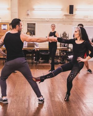Michelle Visage Instagram - Rehearsal photos from @theaddamsfamilyuk !!! ONE WEEK UNTIL WE OPEN!!!! @raminkarimloo 📸- @peachyraith