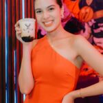 Michelle Vito Instagram – Happy 50th birthday, mommy! 🫶🏻 I love you more than you know. 

Always grateful to my @_illospartytrays family for always being there especially on our important life events. @1998loungebyillos 

Captured moments by @niceprintphoto 📸

Photoman: @mibphotomanph 
Cake: @cassys.choice20 
Milkteas: @thealleyphilippinesofficial