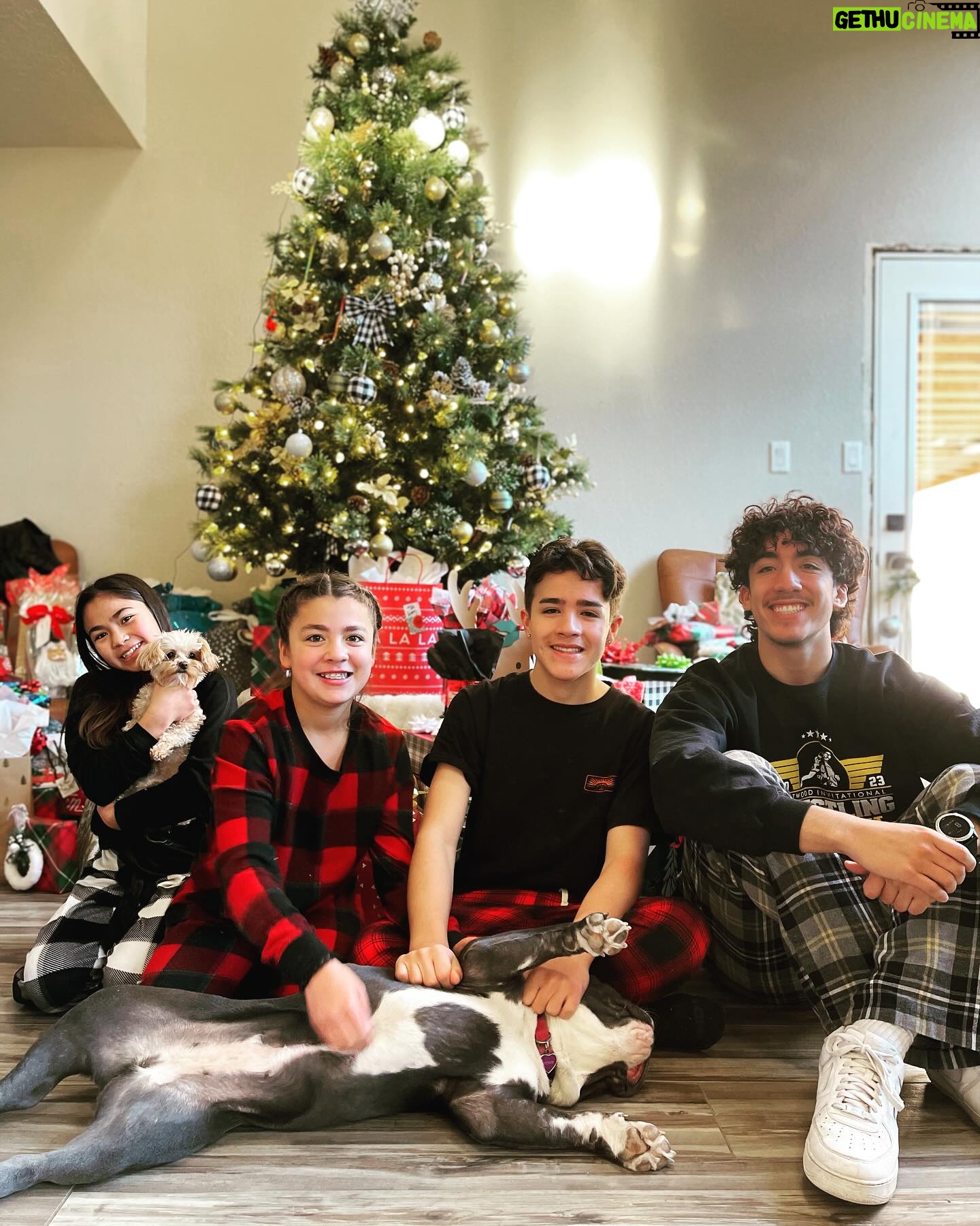 Michelle Waterson-Gomez Instagram - Merry Christmas 🎄 from my family to yours! Sending all my love.