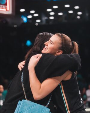 Michelle Wie Instagram - Was incredibly cool to see the sold out crowd today for the @nyliberty vs @indianafever game! The vibes were high today, let’s keep it going tomorrow at @mizuholpga !!! Thanks for having me out @nyliberty 🫶