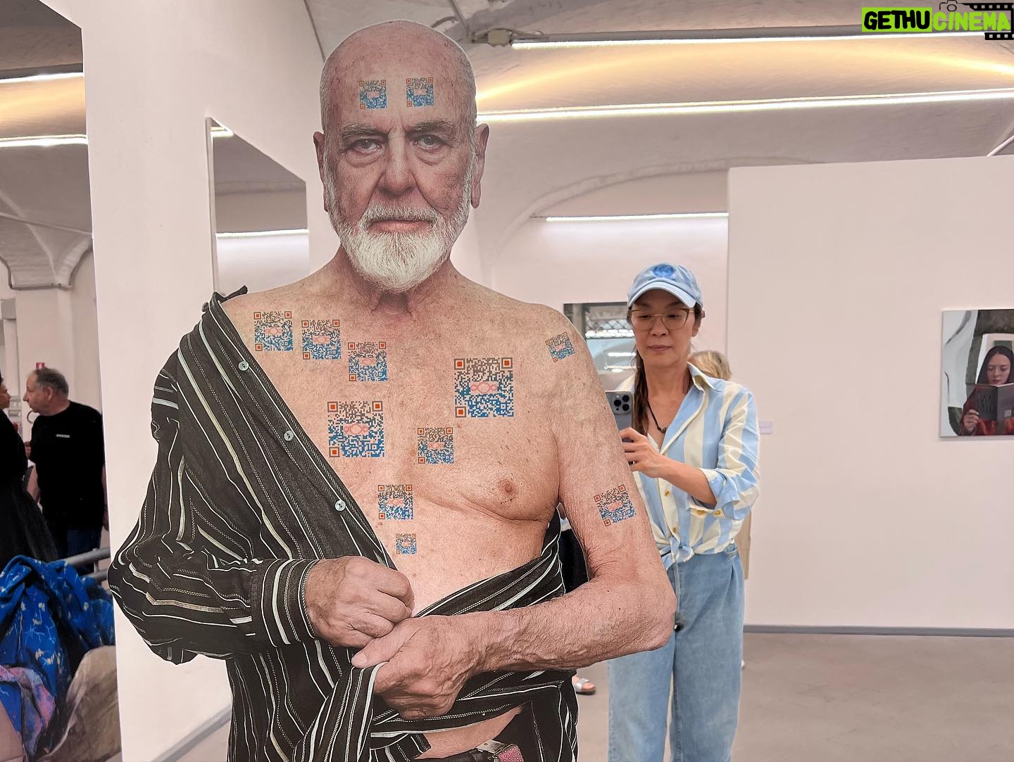Michelle Yeoh Instagram - Thank q maestro!! Michelangelo Pistoletto … so inspirational 🌹 Biella visit Biella