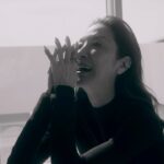 Michelle Yeoh Instagram - 2023 est déjà l’année Michelle Yeoh. En mars elle remportait l’Oscar de la meilleure actrice pour son rôle dans « Everything Everywhere All at Once ». En mai, le prix Women In Motion saluait son parcours hors du commun, de Miss Malaisie aux sommets de Hollywood. Et ce mercredi 27 juillet, la sexagénaire accomplie épousait son compagnon Jean Todt, après 19 ans de fiançailles. Nous l’avions rencontrée en mai au Festival de Cannes, magnifiée par le vent et les embruns de la Riviera. Director : @JulianUnganoStudio Cinematographer : @charcolevision Realisation @cecilemartin_stylist Hair : @mararoszak Make up : @pollyosmond Balenciaga Bottega Veneta Boucheron