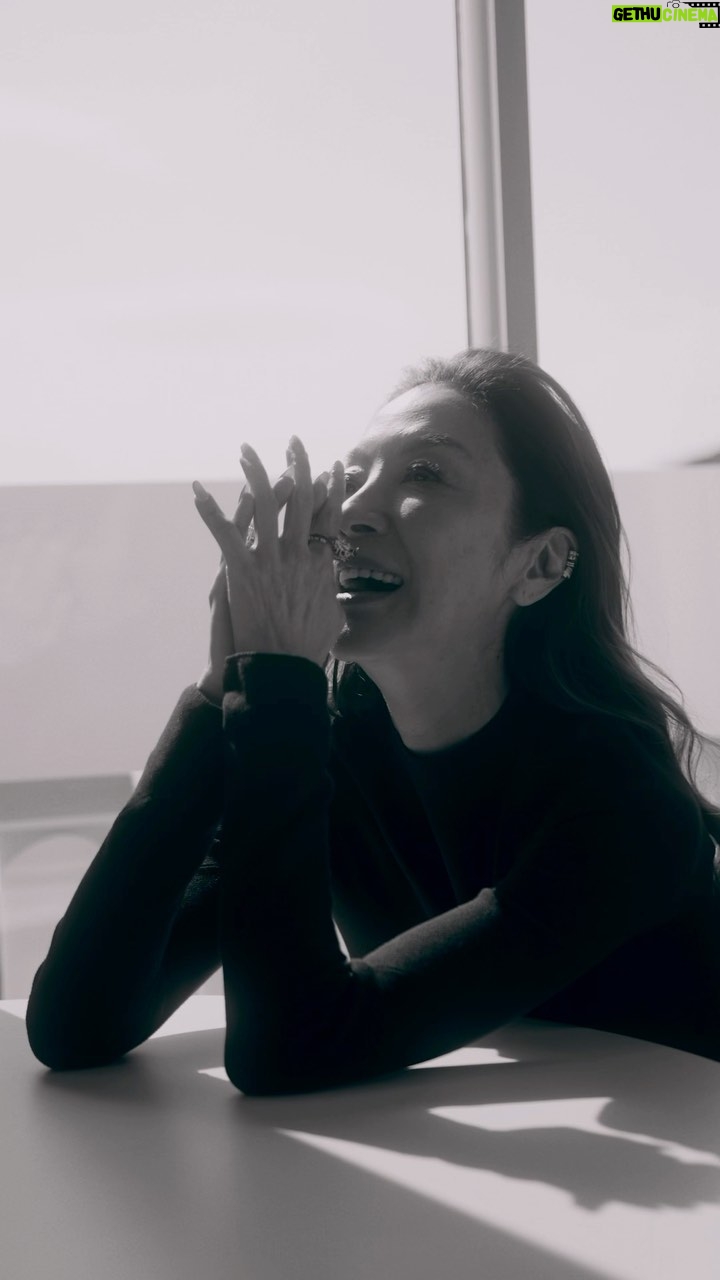 Michelle Yeoh Instagram - 2023 est déjà l’année Michelle Yeoh. En mars elle remportait l’Oscar de la meilleure actrice pour son rôle dans « Everything Everywhere All at Once ». En mai, le prix Women In Motion saluait son parcours hors du commun, de Miss Malaisie aux sommets de Hollywood. Et ce mercredi 27 juillet, la sexagénaire accomplie épousait son compagnon Jean Todt, après 19 ans de fiançailles. Nous l’avions rencontrée en mai au Festival de Cannes, magnifiée par le vent et les embruns de la Riviera. Director : @JulianUnganoStudio Cinematographer : @charcolevision Realisation @cecilemartin_stylist Hair : @mararoszak Make up : @pollyosmond Balenciaga Bottega Veneta Boucheron