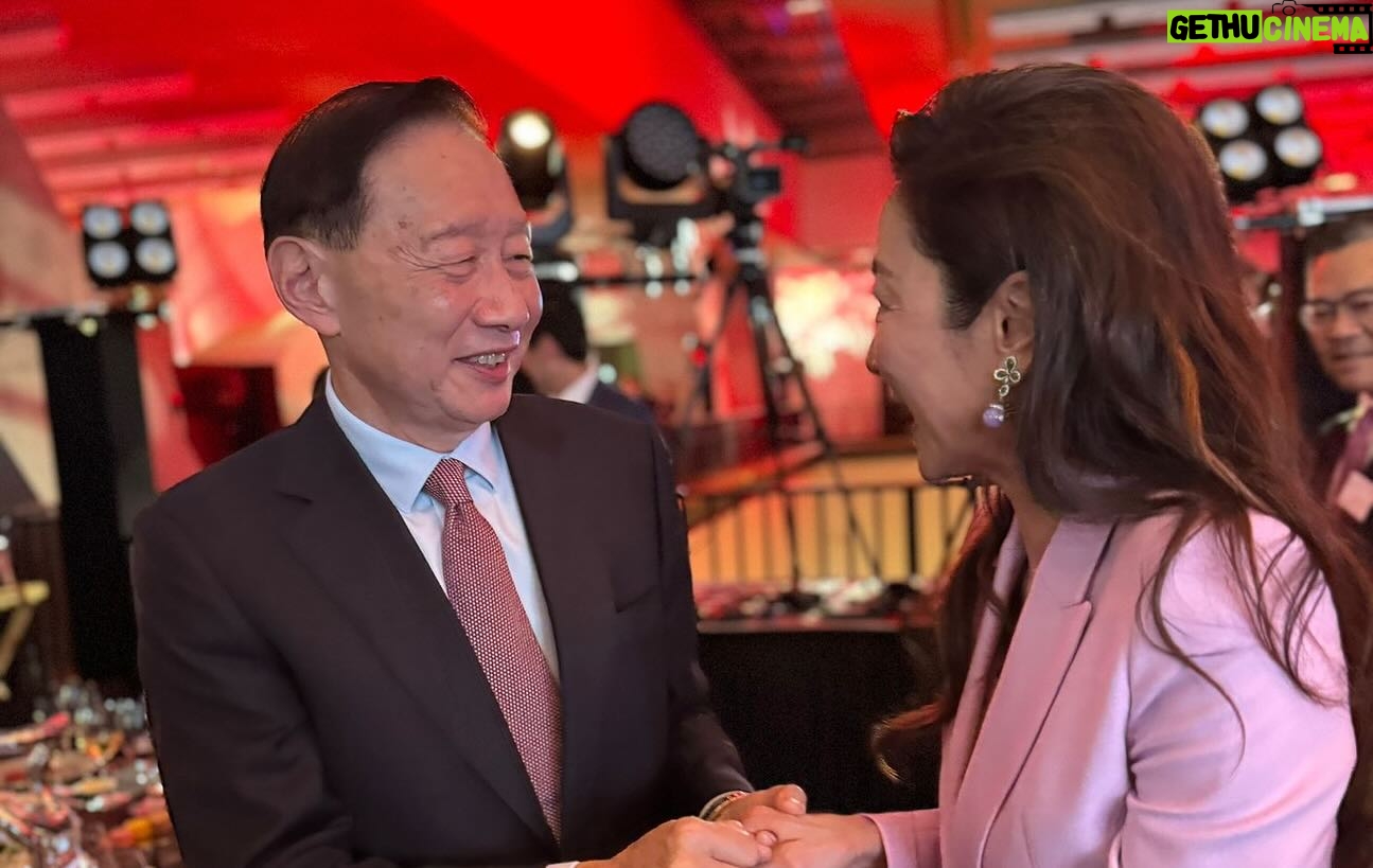 Michelle Yeoh Instagram - Very happy to be back and meet so many old friends and the new ones too! 🥰✨🥂 Thank you @HSBC for inviting me to their Global Investment Summit in Hong Kong.