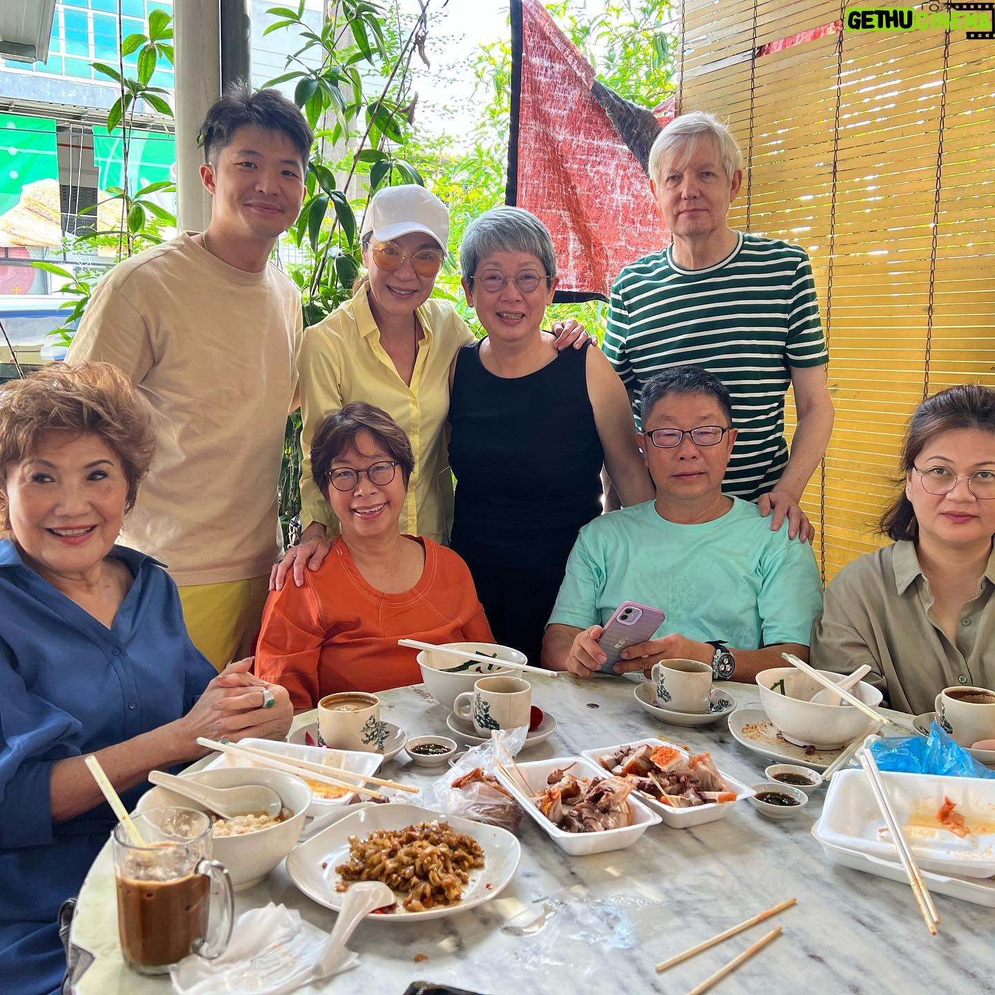 Michelle Yeoh Instagram - Ipoh❤️ mum and of coz she fed me . And my siblings too 😂