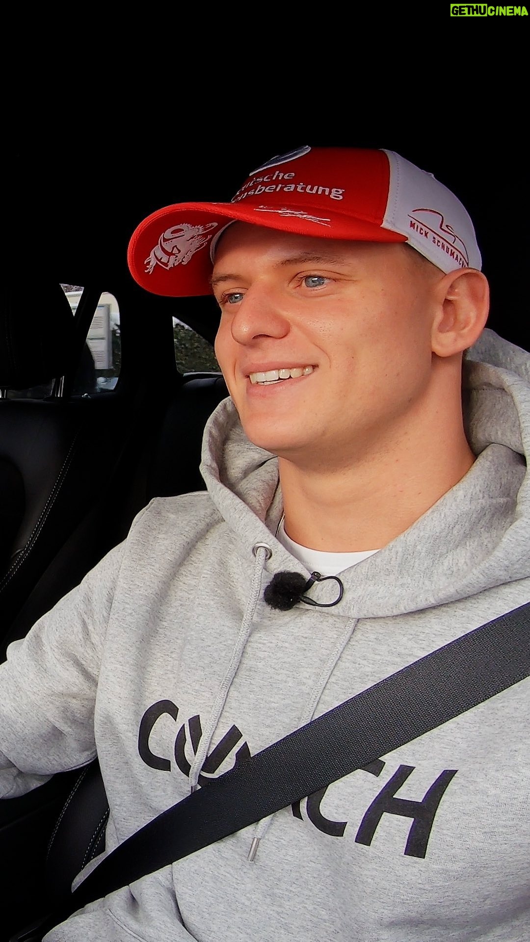 Mick Schumacher Instagram - Nicht nur Rennfahrer, sondern auch Familienmensch ๐จโ๐ฉโ๐งโ๐ฆ, DJ ๐ง und Mario Kart-Champion ๐ฎ. Moderatorin Vanessa durfte Mick Schumacher einen Tag lang begleiten und den Menschen hinter dem Rennfahrer kennenlernen. #Formula1 #Racing #MickSchumacher #DVAG