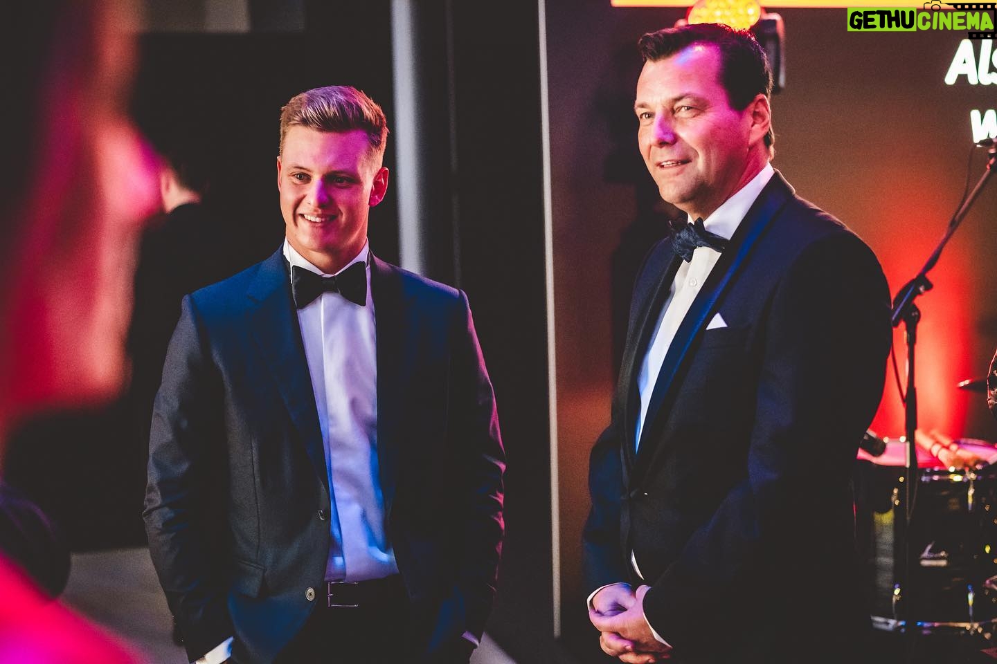 Mick Schumacher Instagram - Danke @dvag.de für die Einladung #balldessports #sporthilfe