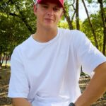 Mick Schumacher Instagram - Gewinnspiel: Du willst mit @mickschumacher gegen andere Prominente & Creator antreten? Mit unserem langjährigen Partner Mick Schumacher veranstalten wir am 22.08.2023 ein besonderes Kartrennen auf der Kartbahn in Kerpen. Dazu verlosen wir eine Wildcard für das Mick Schumacher Kart Race und zusätzlich 2x20 Zuschauertickets an der Strecke. Nutze die einmalige Chance mit Mick in einem Rennen um den Sieg zu fahren!   So nimmst du am Gewinnspiel teil: ➡️ folge @dvag.de ❌ @mickschumacher ➡️ like diesen Beitrag sowie die letzten drei Beiträge auf beiden Accounts ➡️ markiere deine Begleitperson, die dich zum Kart-Event des Jahres begleiten soll   Teile das Gewinnspiel mit deinen Freunden in deiner Story📲 Das Gewinnspiel endet am 11.08.2023 um 23:59 Uhr. Viel Glück! Das Gewinnspiel steht nicht in Verbindung zu Instagram (meta inc.) und wird nicht von Instagram gesponsert, unterstützt oder organisiert. Die Gewinner/-innen werden per DM von uns benachrichtigt. Die Teilnahmebedingungen findest du hier 👉 www.dvag.com/mickskartrace   #MickSchumacher #DVAG
