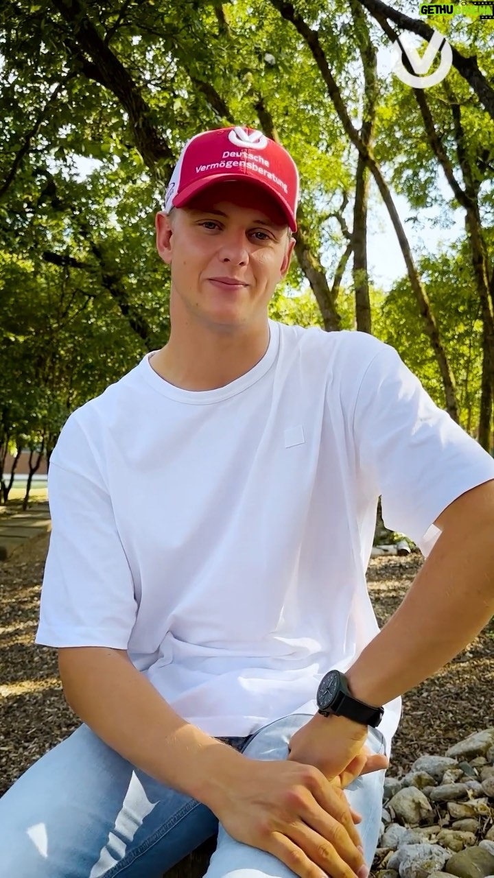 Mick Schumacher Instagram - Gewinnspiel: Du willst mit @mickschumacher gegen andere Prominente & Creator antreten? Mit unserem langjährigen Partner Mick Schumacher veranstalten wir am 22.08.2023 ein besonderes Kartrennen auf der Kartbahn in Kerpen. Dazu verlosen wir eine Wildcard für das Mick Schumacher Kart Race und zusätzlich 2x20 Zuschauertickets an der Strecke. Nutze die einmalige Chance mit Mick in einem Rennen um den Sieg zu fahren! So nimmst du am Gewinnspiel teil: ➡️ folge @dvag.de ❌ @mickschumacher ➡️ like diesen Beitrag sowie die letzten drei Beiträge auf beiden Accounts ➡️ markiere deine Begleitperson, die dich zum Kart-Event des Jahres begleiten soll Teile das Gewinnspiel mit deinen Freunden in deiner Story📲 Das Gewinnspiel endet am 11.08.2023 um 23:59 Uhr. Viel Glück! Das Gewinnspiel steht nicht in Verbindung zu Instagram (meta inc.) und wird nicht von Instagram gesponsert, unterstützt oder organisiert. Die Gewinner/-innen werden per DM von uns benachrichtigt. Die Teilnahmebedingungen findest du hier 👉 www.dvag.com/mickskartrace #MickSchumacher #DVAG