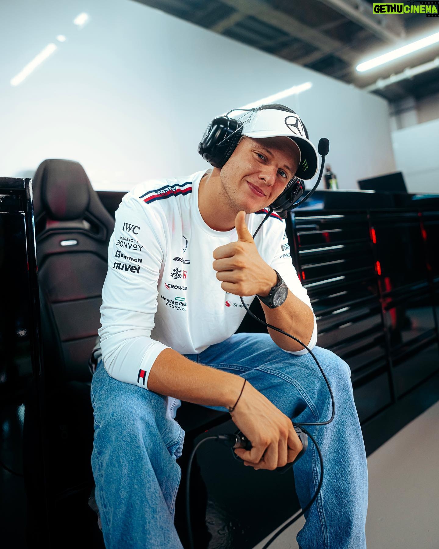 Mick Schumacher Instagram - Thumbs up if you love being here in Japan. 👍😁