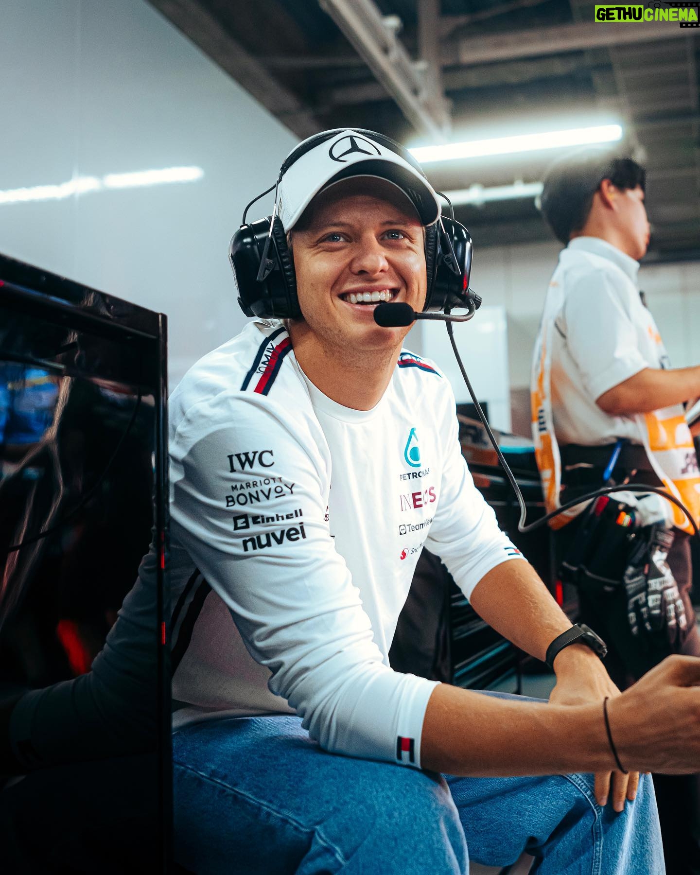 Mick Schumacher Instagram - Thumbs up if you love being here in Japan. 👍😁