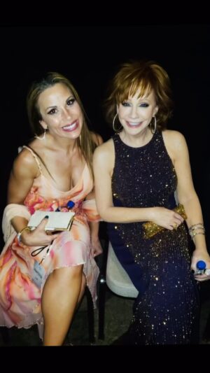 Mickie James Instagram - That one time I met the legend herself @reba 

#memories #5yearsago #onthisday 

Just popped up in my memories. Yes, she is the sweetest. Yes, she was the coolest. Yes, I was FREAKING OUT! 

#thatisall