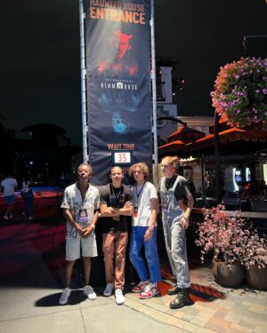 Miguel Mora Instagram - HALLOWEEN HORROR NIGHTS!😈 Thank you @universalpictures for inviting me to @horrornights had such a great time!! 
•
•
•
@blumhouse @theblackphonemovie @unistudios 
•
•
•
#universalstudioshollywood #universalstudios #universalstudioshorrornights #horrornights #redcarpet #masonthames #miguelmora