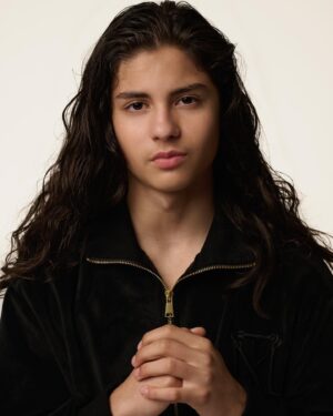 Miguel Mora Instagram - 🌚🌝

#miguel #miguelmora #photooftheday #photo #photography #blackandgold #photoshoot #jordan #longhair #manbun
