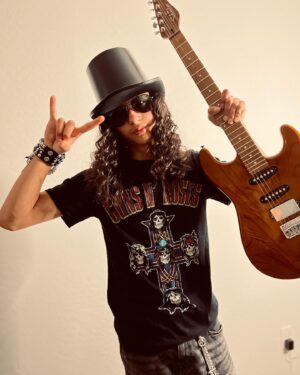 Miguel Mora Instagram - Happy Halloween 🎃 🎸
•
•
•
@slash @gunsnroses