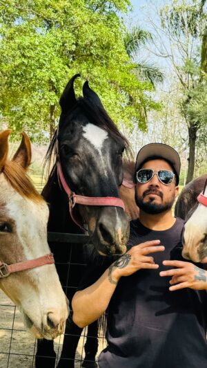 Mika Singh Instagram - Now that’s what I call unconditional love. Even though I don’t have time every day to spend with my little paradise, they still give me so much love. I hardly meet them to feed them, but they know they’re special to me—my best buddies, #ChrisBlack, #Sundri, #Sanorita, and #Sundri 
.
.
.
.
.
.
.
#mikasingh #folkandrock #mylittelparadise #divinetouchfoundation #mikasinghfarmhouse #mainukonpachane
