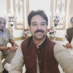 Mikaal Zulfiqar Instagram - With my real and reel dad #OnTheSets of #Mandi #RanaJaffar #RanaRashid and #MianZulfiqar