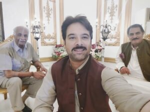 Mikaal Zulfiqar Instagram - With my real and reel dad #OnTheSets of #Mandi #RanaJaffar #RanaRashid and #MianZulfiqar