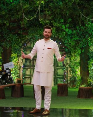 Mikaal Zulfiqar Instagram - Great fun on @jeetopakistan_ary tonight
Wearing @shaffer.store @gracefabricsint styled by @raoalikhan