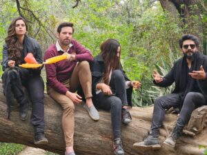 Mikaal Zulfiqar Instagram - 4 loag papar bail rahe hein @amarkhanlove @kinzarazzak @aliabbasofficial Coming soon @harpalgeotv @7thskyentertainment