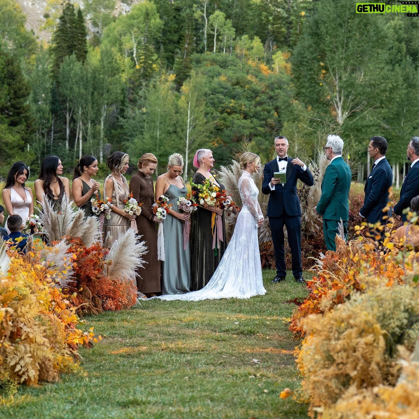 Mikaela Hoover Instagram - Witnessing two of my closest friends get married with all of our closest friends was a dream🤍 hurry up and renew your vows James & Jenn I wanna do this again please @jessmigliophoto & @jonnymarlow these photos are so special thank you