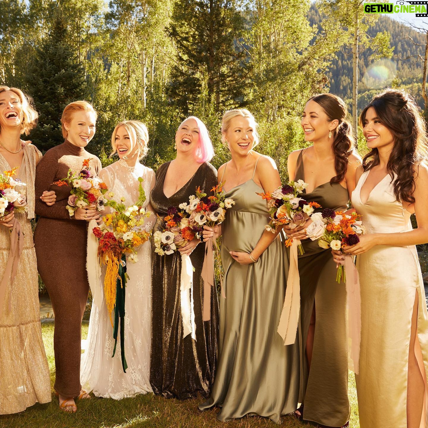 Mikaela Hoover Instagram - Witnessing two of my closest friends get married with all of our closest friends was a dream🤍 hurry up and renew your vows James & Jenn I wanna do this again please @jessmigliophoto & @jonnymarlow these photos are so special thank you