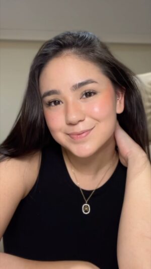 Mikee Quintos Instagram - Food for thought as you GRWM : 
Do you still get ready for dates with your partner? 🤔

Cushion @skintific.ph 
Face gua sha @tributeph_