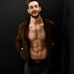 Mikhail Varshavski Instagram – Can never stop laughing and smiling when 📸 with @felixkunze 😄