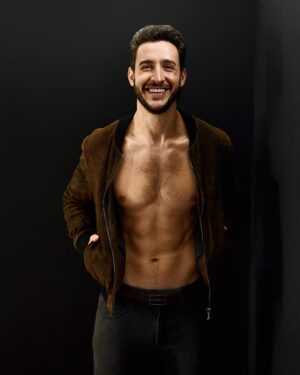 Mikhail Varshavski Instagram - Can never stop laughing and smiling when 📸 with @felixkunze 😄