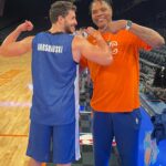 Mikhail Varshavski Instagram - When your game in @thegarden is so good that Latrell Sprewell becomes a fan 🤣🏀🙏🏼 #madisonsquaregarden #knicks #swipe