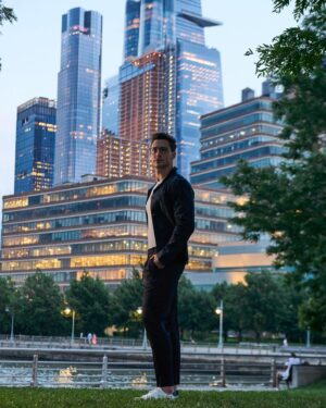Mikhail Varshavski Instagram - Deep in thought today 💭 #nyc